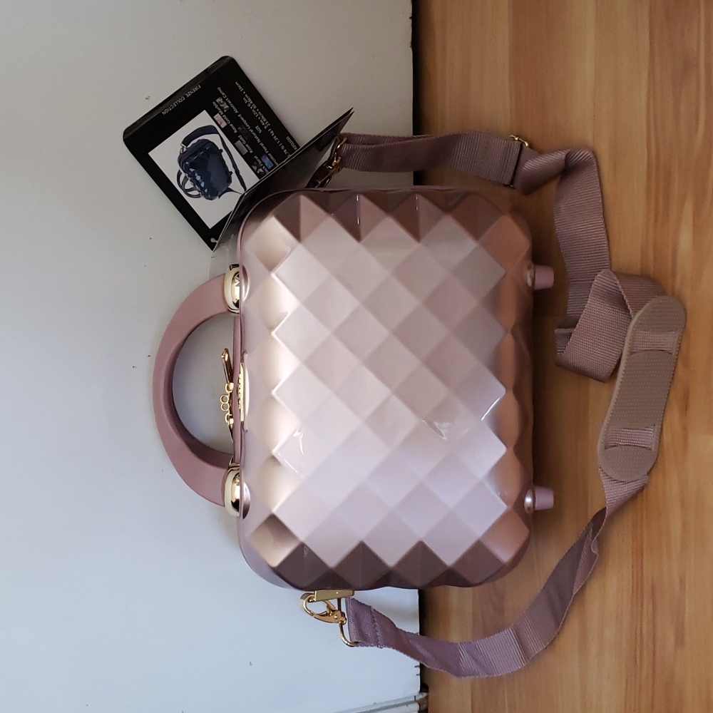 Travel beauty case.